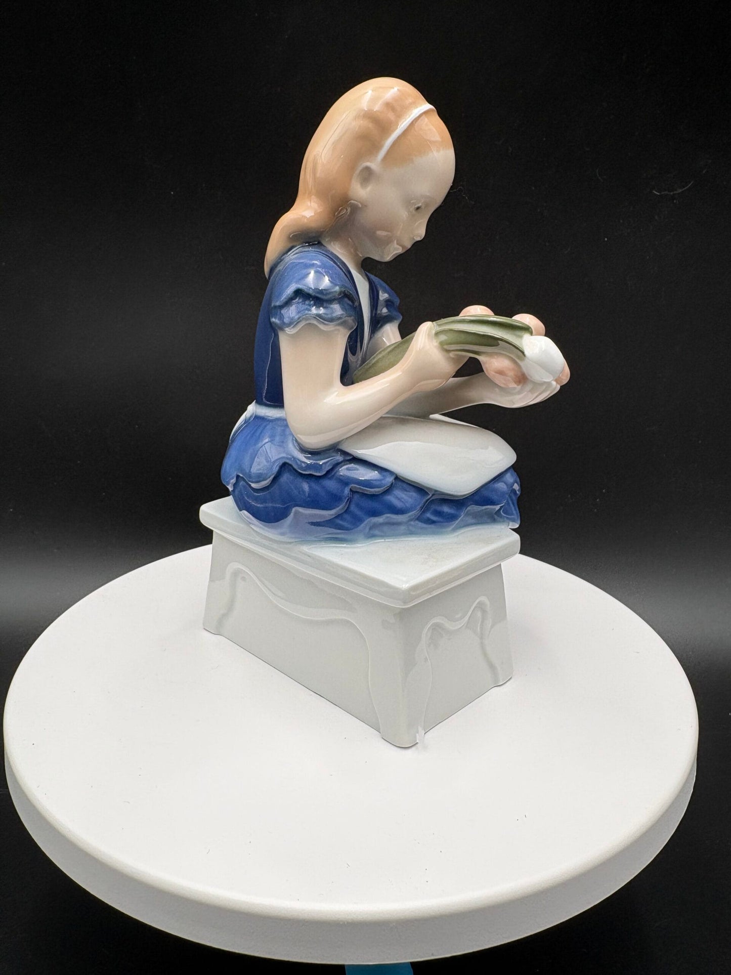 Royal Copenhagen porcelænsfigur-Pige med blomster