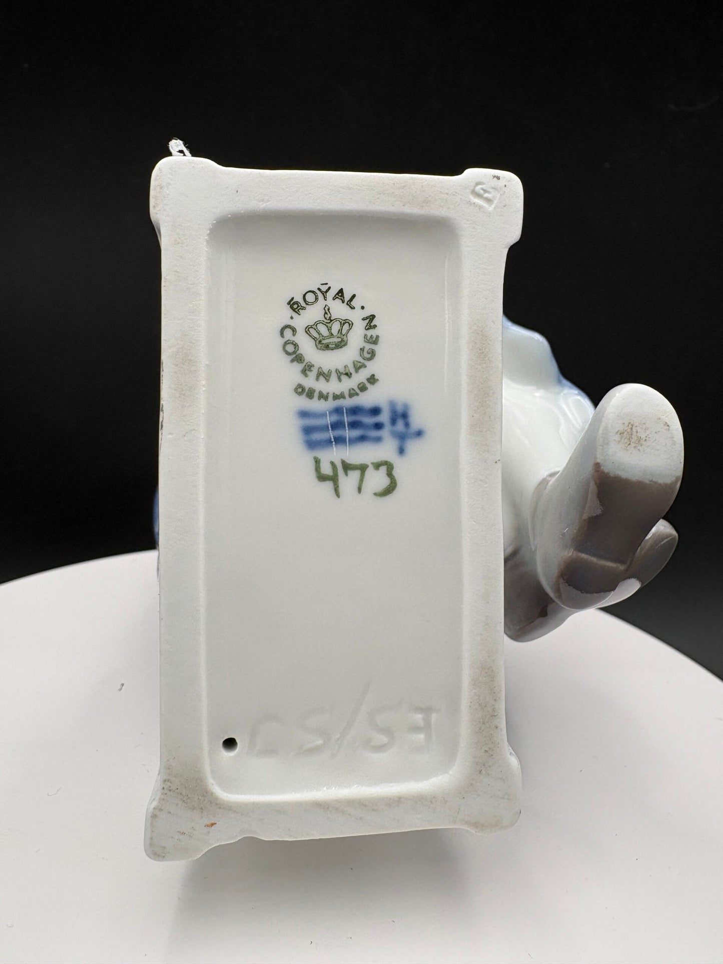 Royal Copenhagen porcelænsfigur-Pige med blomster