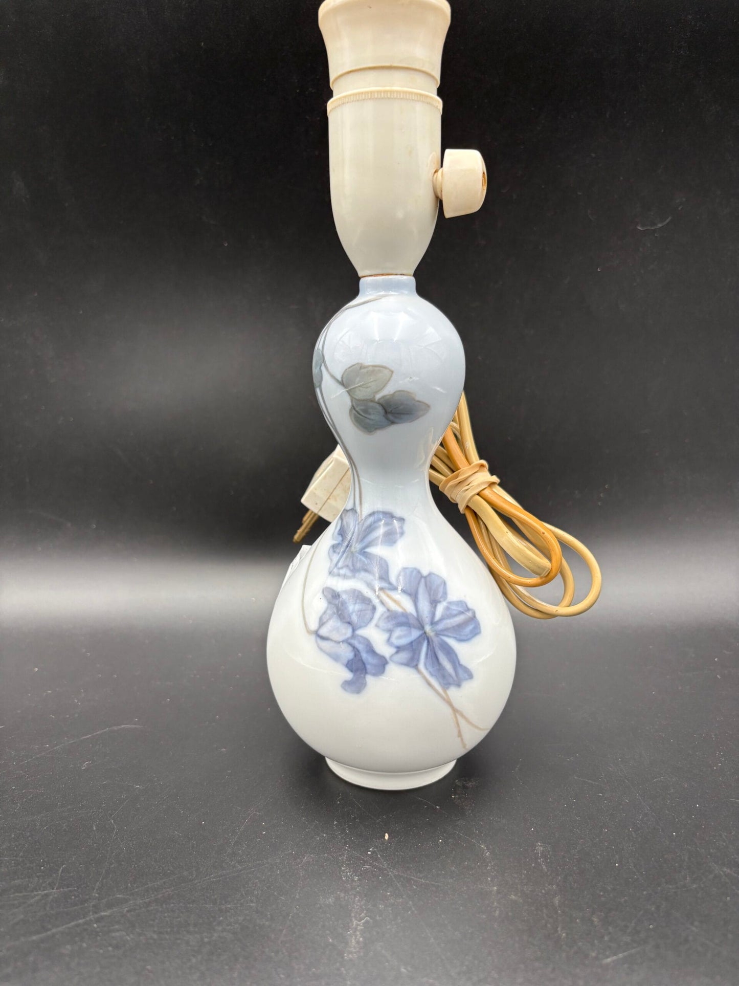 Royal Copenhagen-porcelænsbordlampe med blomster
