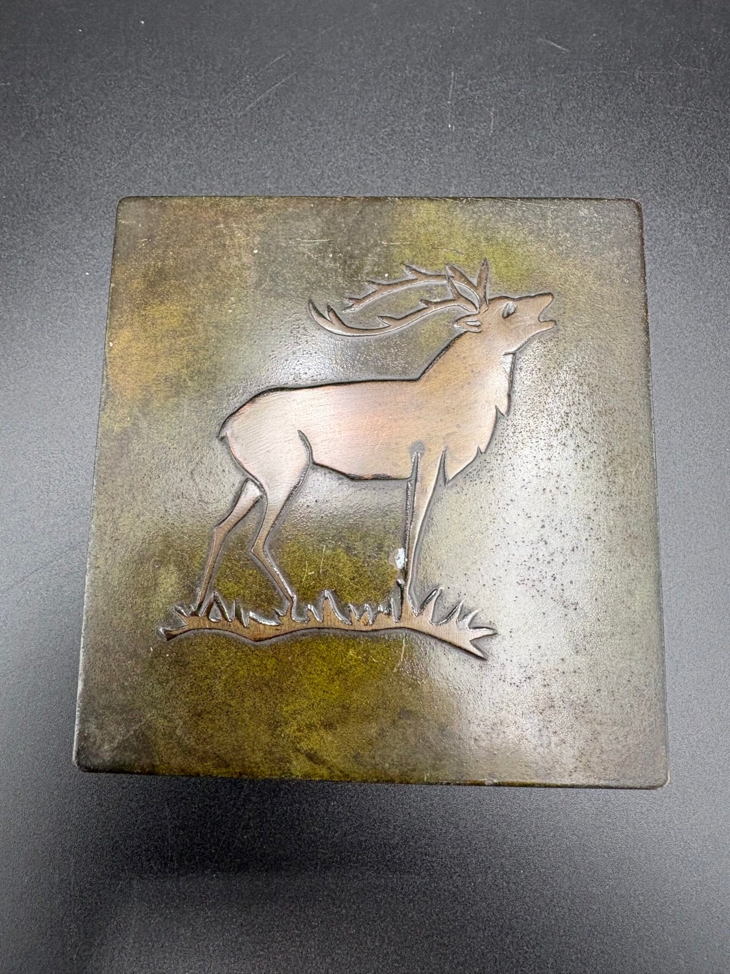 Bronze æske med Kronhjort