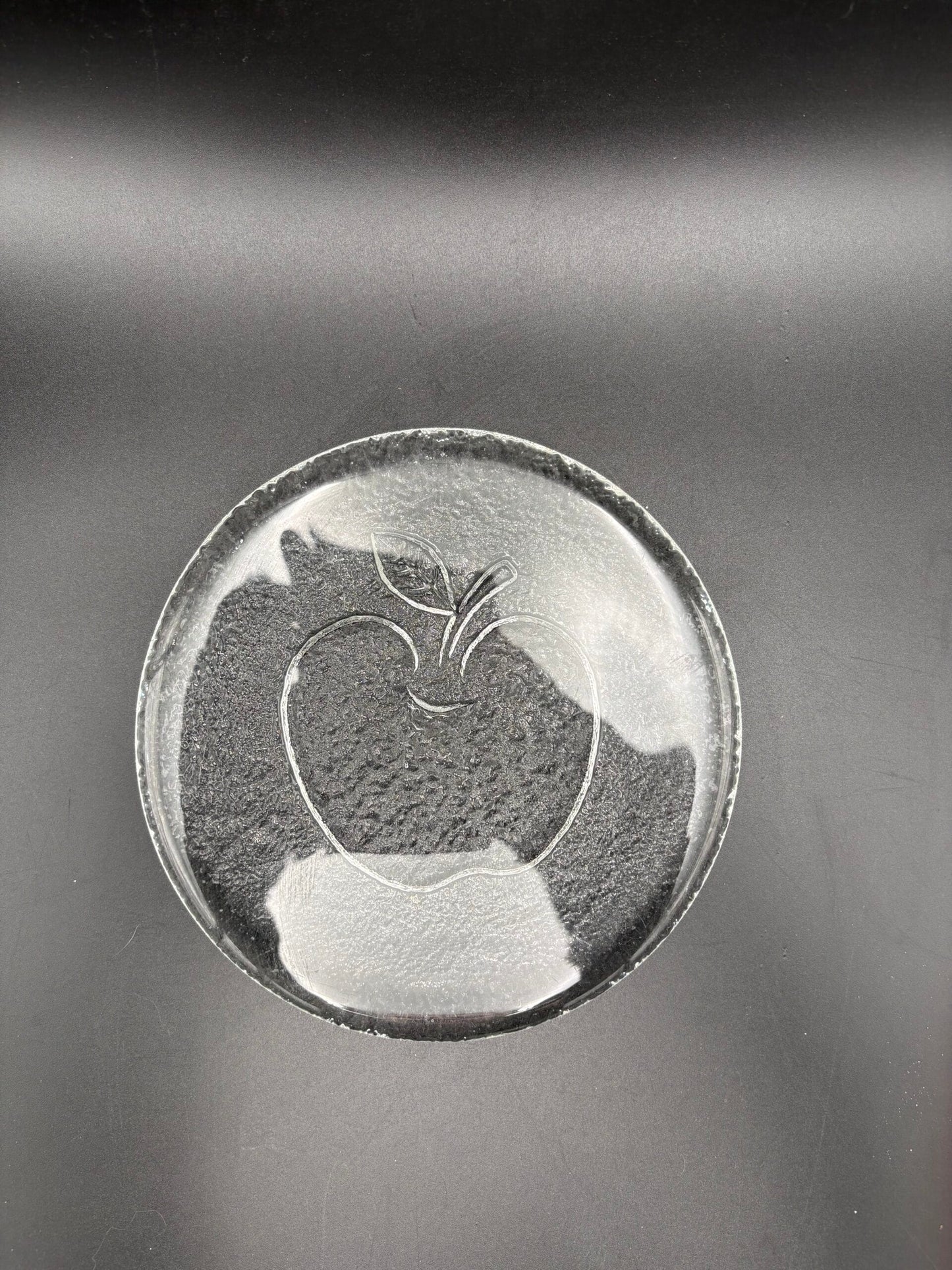 Glas brevpresse med æblemotiv ø16cm
