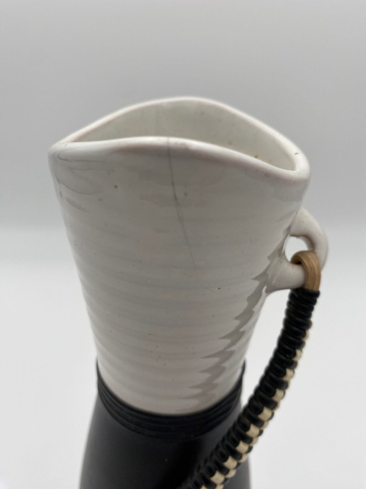 Keramik vase med flettet læderhank