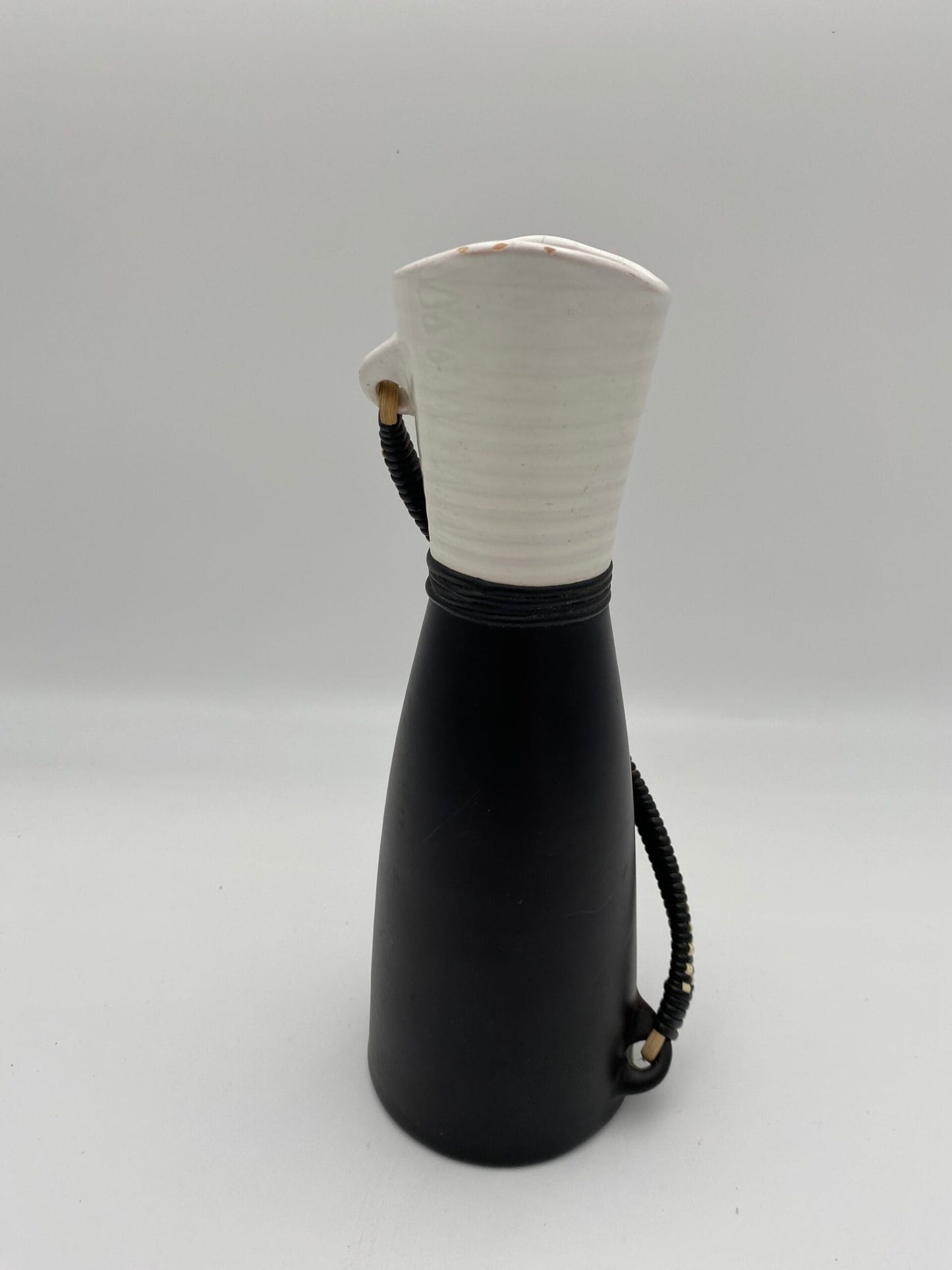 Keramik vase med flettet læderhank