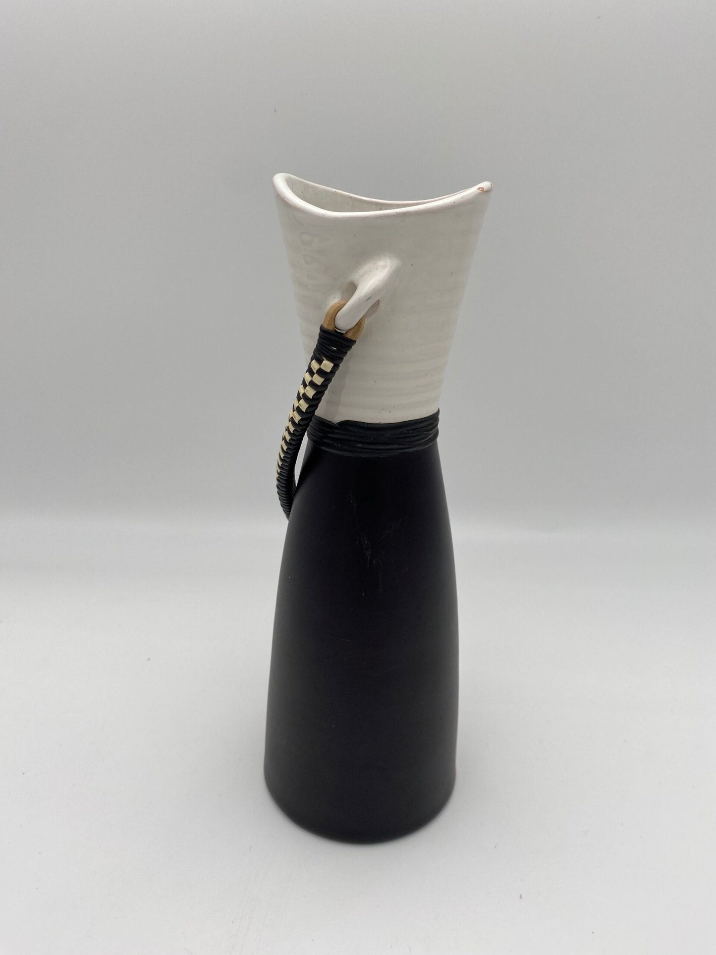 Keramik vase med flettet læderhank