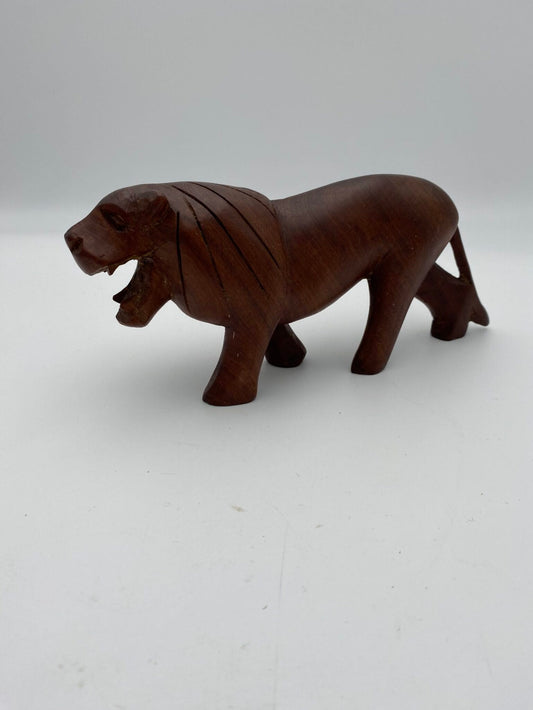 Løve figur i Teak træ