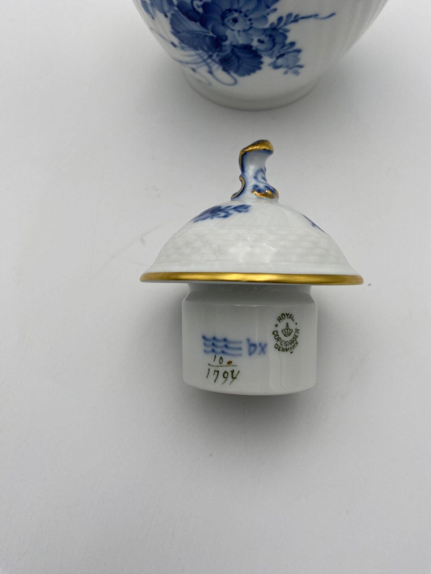 Royal Copenhagen kaffekande nr.10/1794 med guldkanter